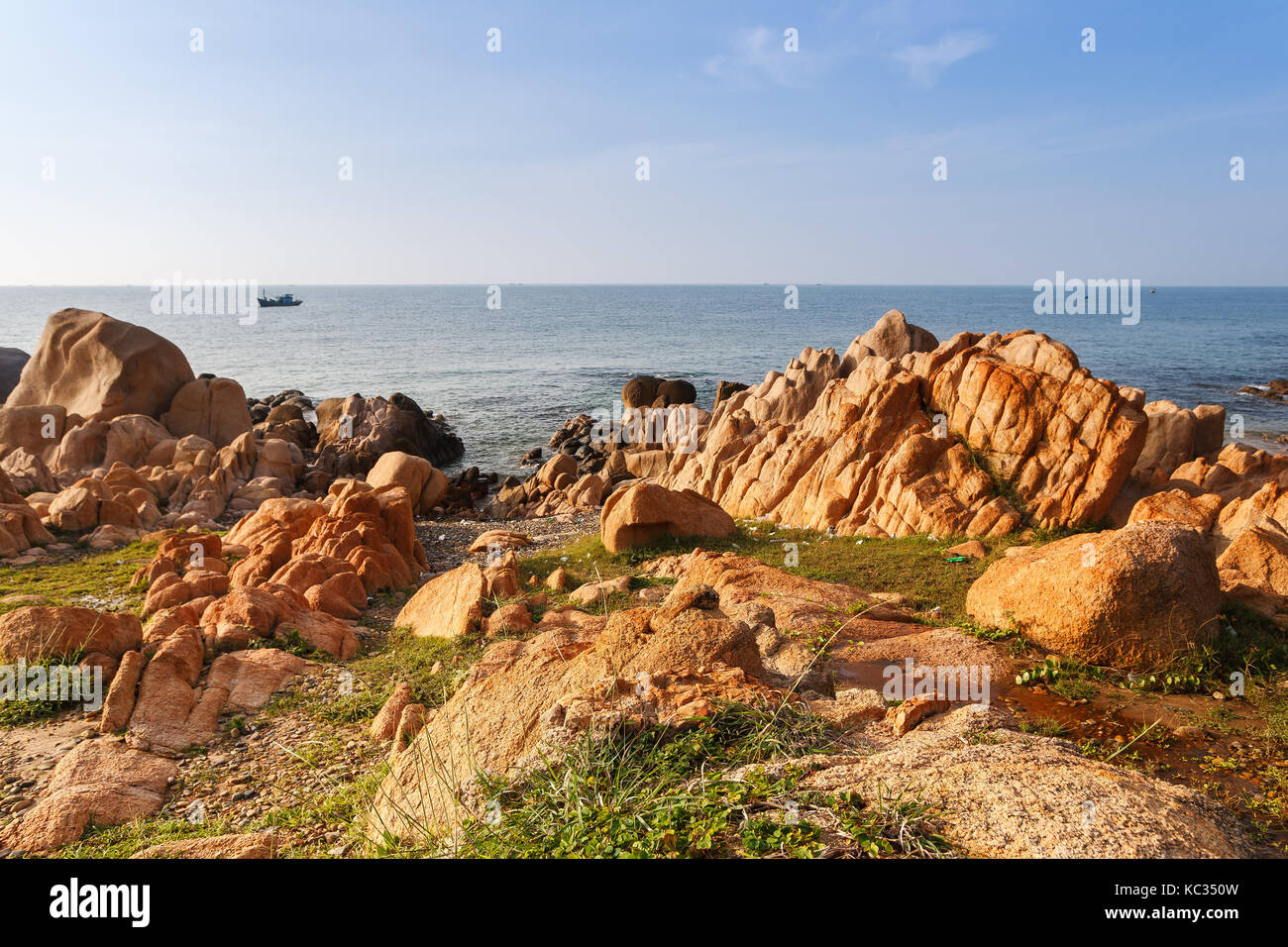 Co thach Strand, Binh Thuan, ist ein neues Ziel für Fotografen in Vietnam. Es ist berühmt für seine tausend Jahre - Steine in grüne Algen bedeckt Stockfoto