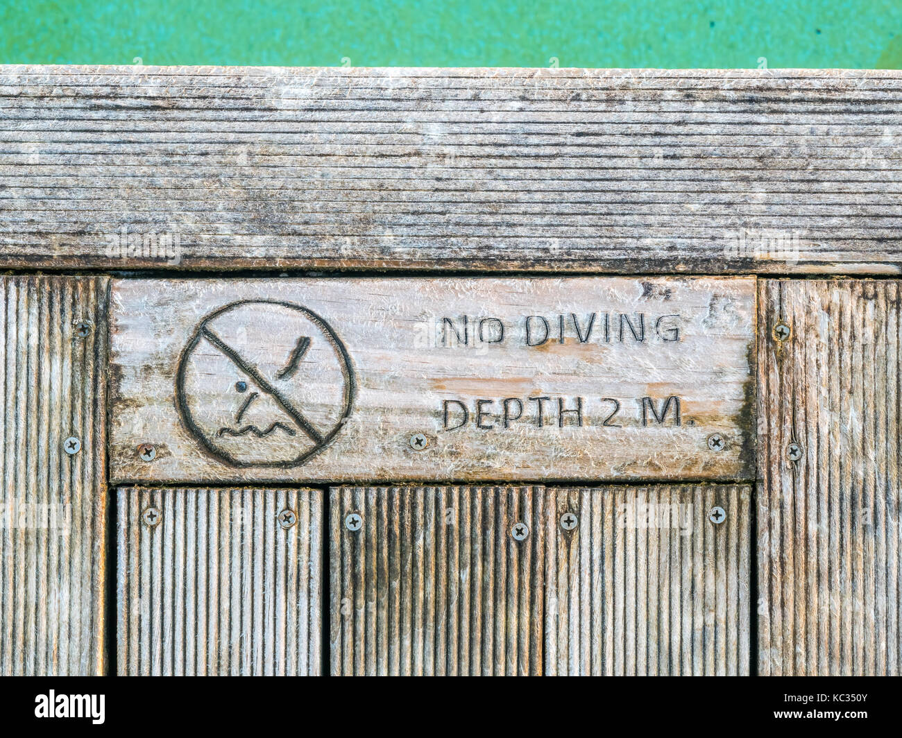 Kein tauchen warnen Zeichen und zwei Meter Tiefe an der Seite des Pools Stockfoto