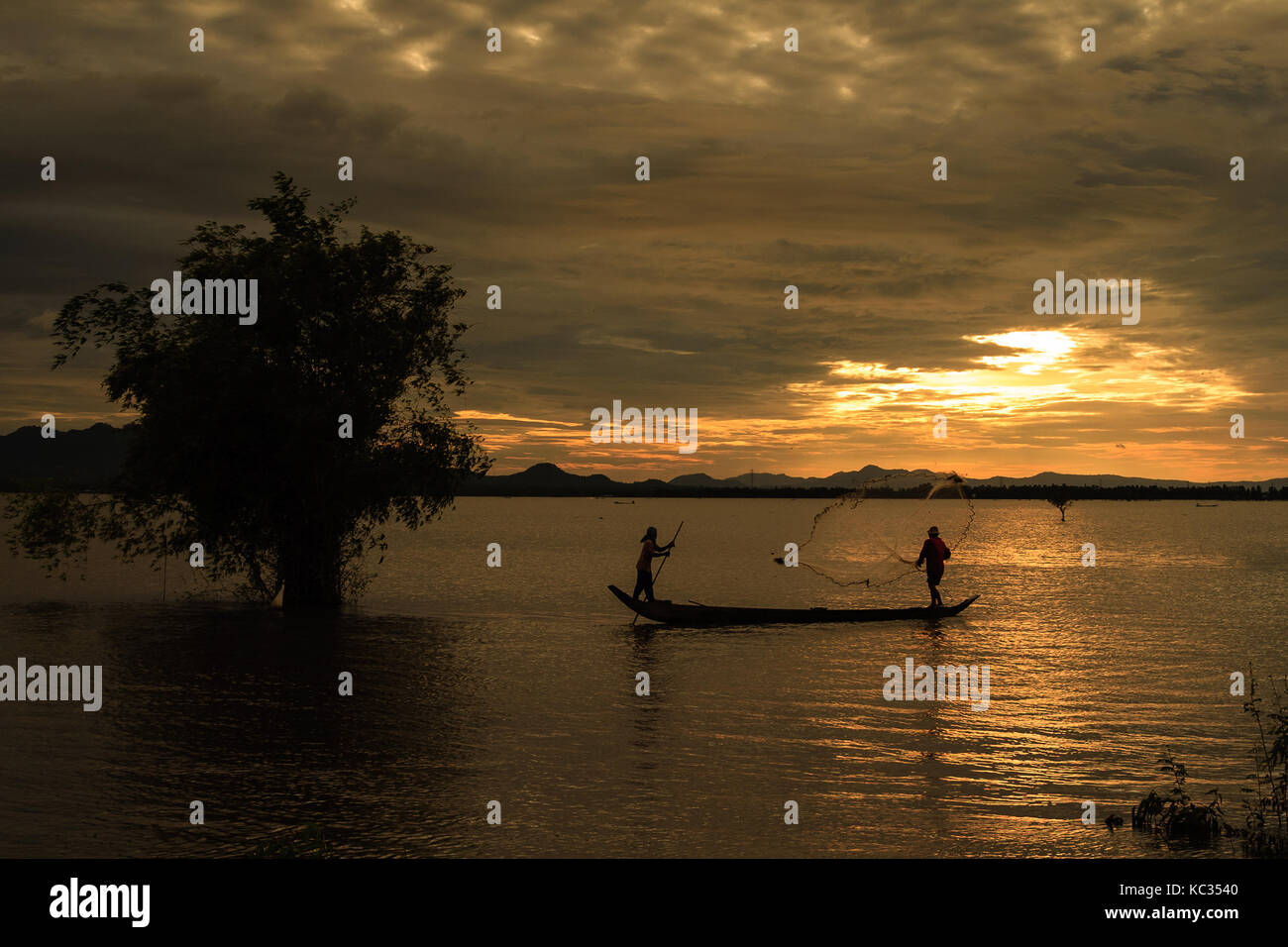 Angeln im Sonnenuntergang auf der Flut Saison, Chau Doc, ein Giang. Die jährlichen Überschwemmungen (zwischen August und November) nährstoffreichen Schlick zu Ackerland Stockfoto