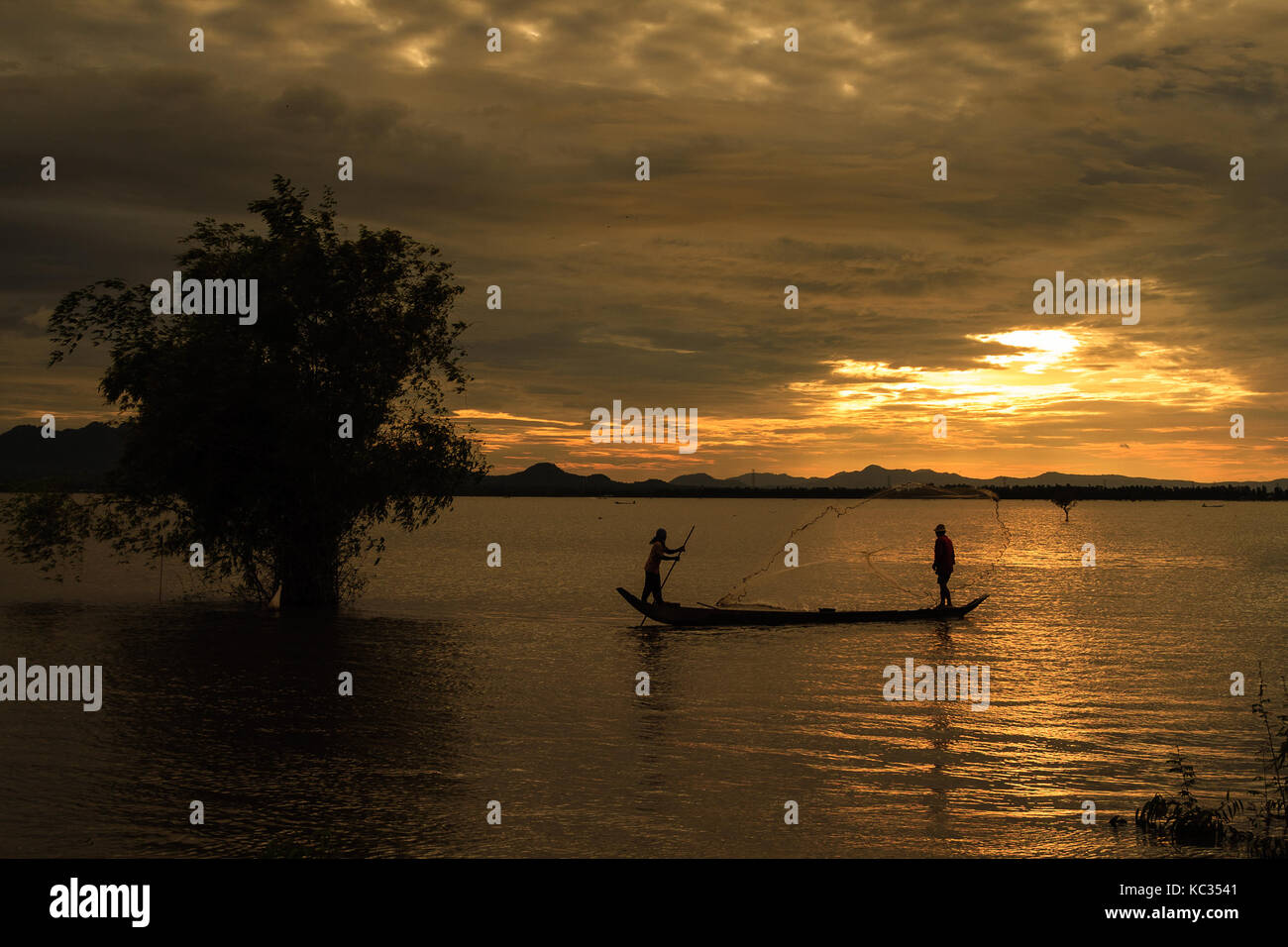 Angeln im Sonnenuntergang auf der Flut Saison, Chau Doc, ein Giang. Die jährlichen Überschwemmungen (zwischen August und November) nährstoffreichen Schlick zu Ackerland Stockfoto