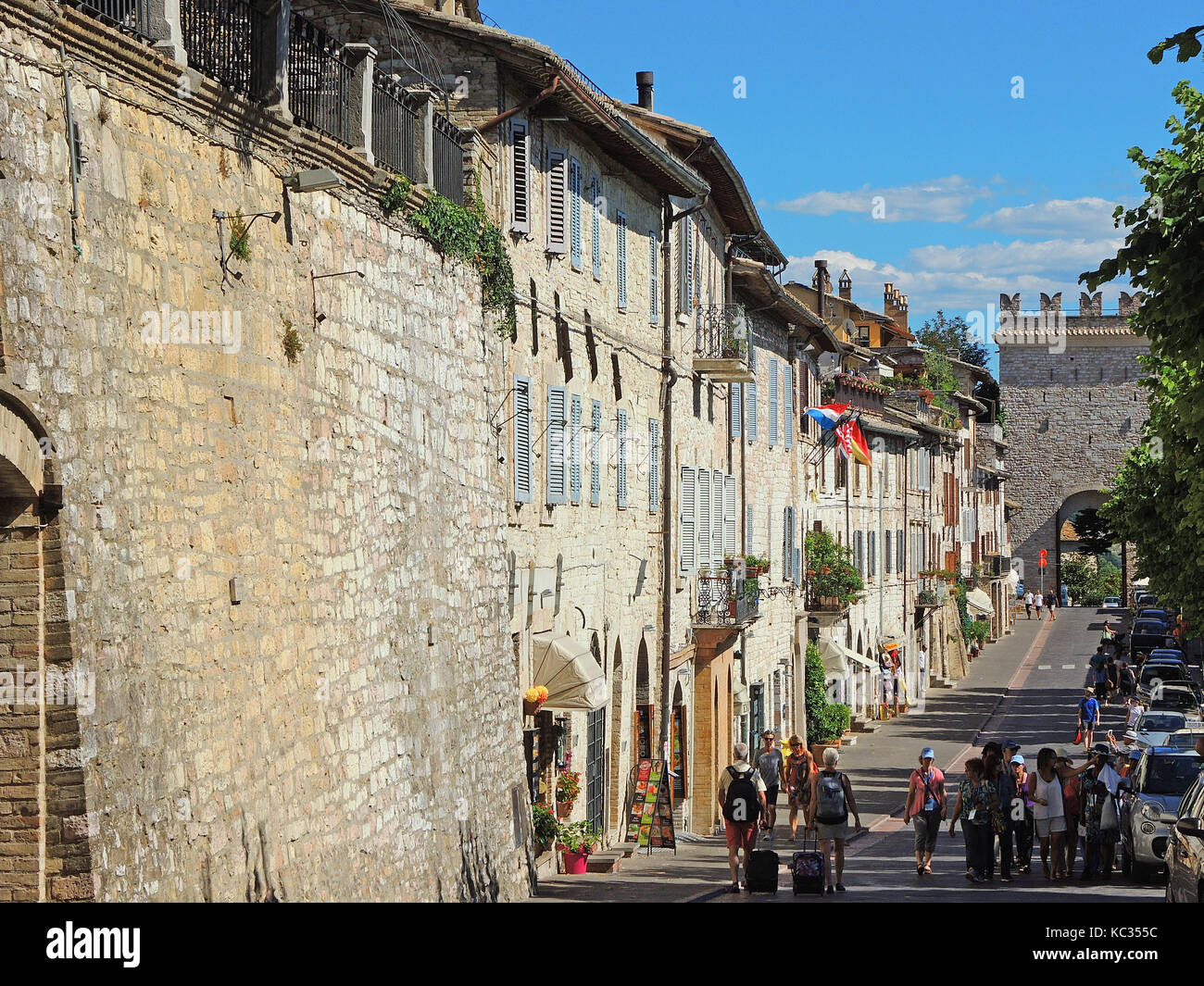 Assisi, Italien. Blick auf die Straßen der Altstadt, die zum UNESCO-Weltkulturerbe Stockfoto