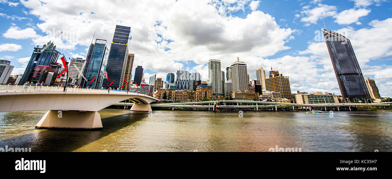 Skyline von Brisbane mit Victoria Bridge Stockfoto
