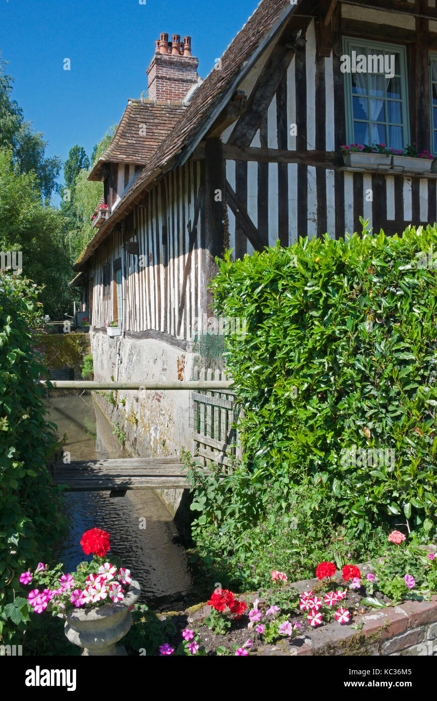 Fachwerkhaus neben Bach in der Nähe von Pont-L'Eveque Calvados Normandie Frankreich Stockfoto