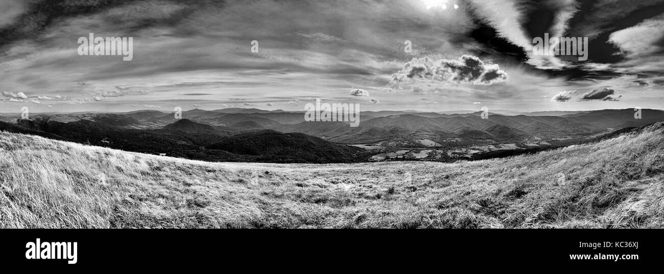 Schöner Panoramablick auf die Bieszczady-Berge im Frühherbst, Bieszczady-Nationalpark (poln.: Bieszczadzki-Park Narodowy), Polen. Stockfoto