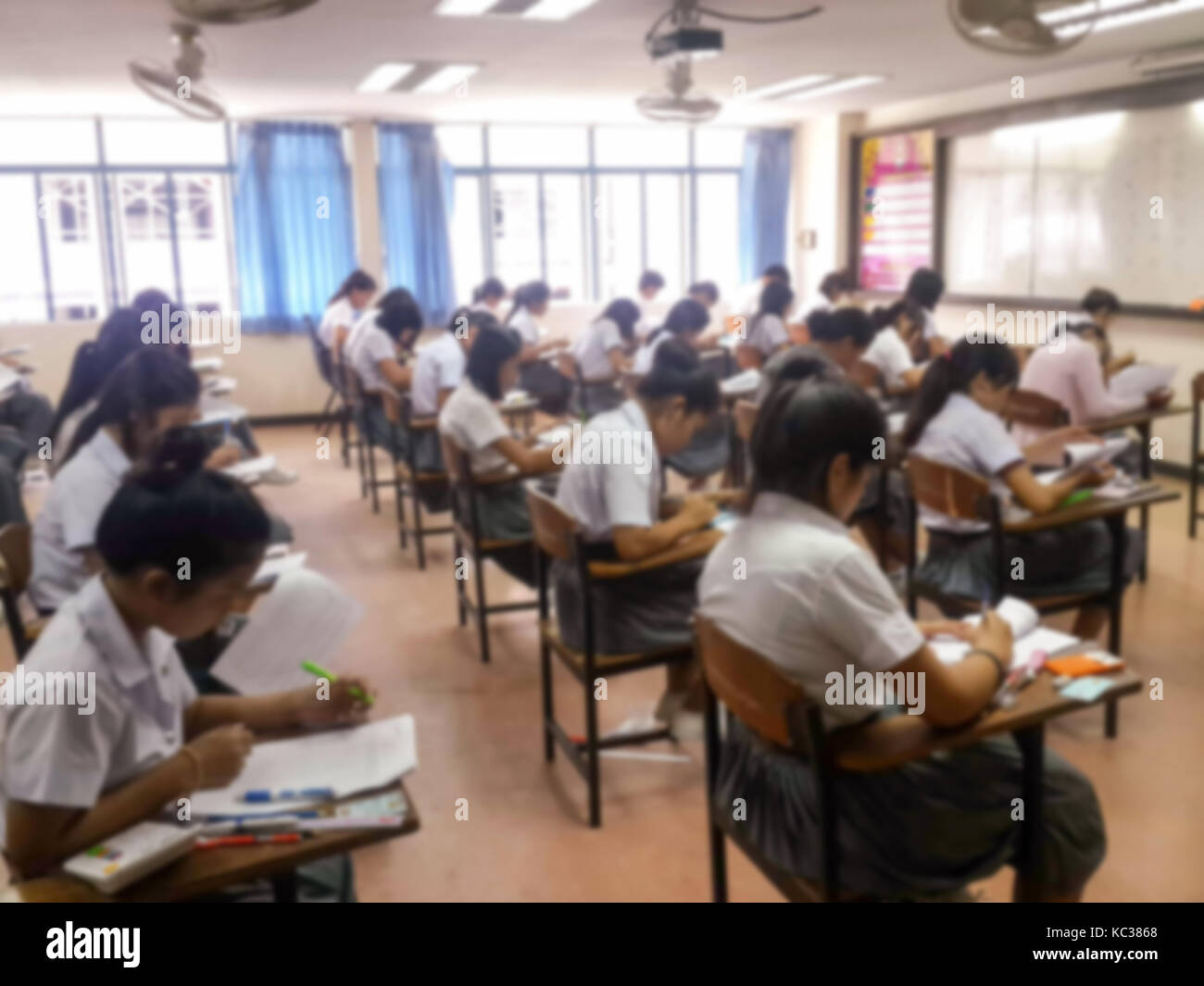 Blur Schule oder Universität Studenten schreiben Antwort tun Untersuchung im Klassenzimmer. Stockfoto