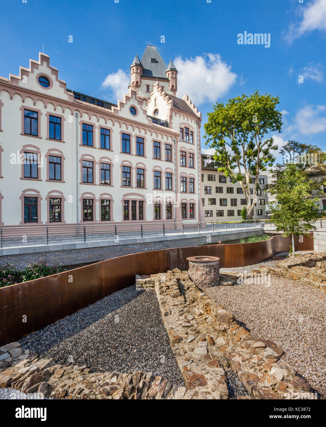 Deutschland, Nordrhein-Westfalen, Dortmund-Hörde, Ansicht der Hörder Burg Hörder Bach mit excaved alte Burg Stiftungen Stockfoto