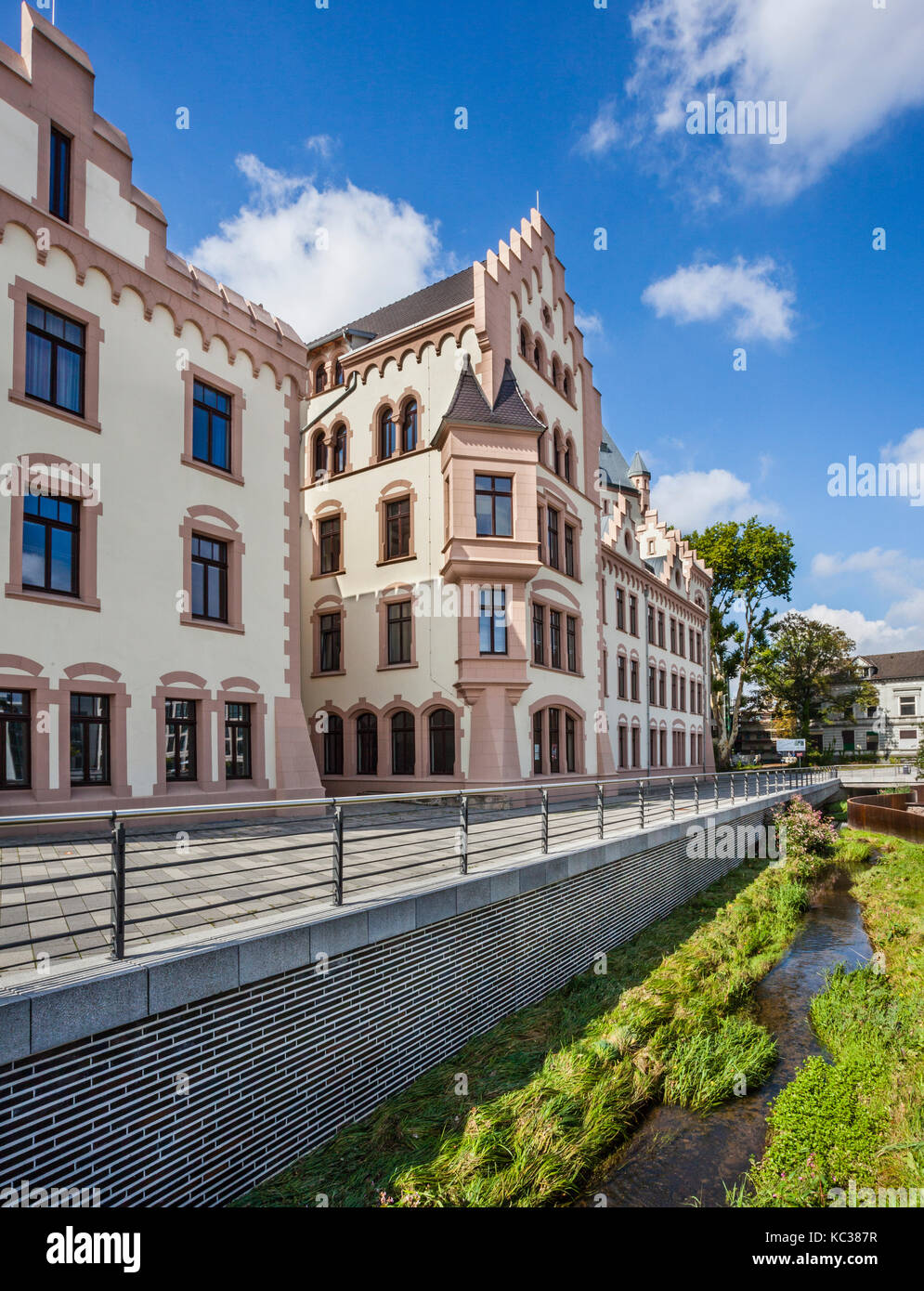 Deutschland, Nordrhein-Westfalen, Dortmund-Hörde, Ansicht der Hörder Burg Hörder Bach Stockfoto