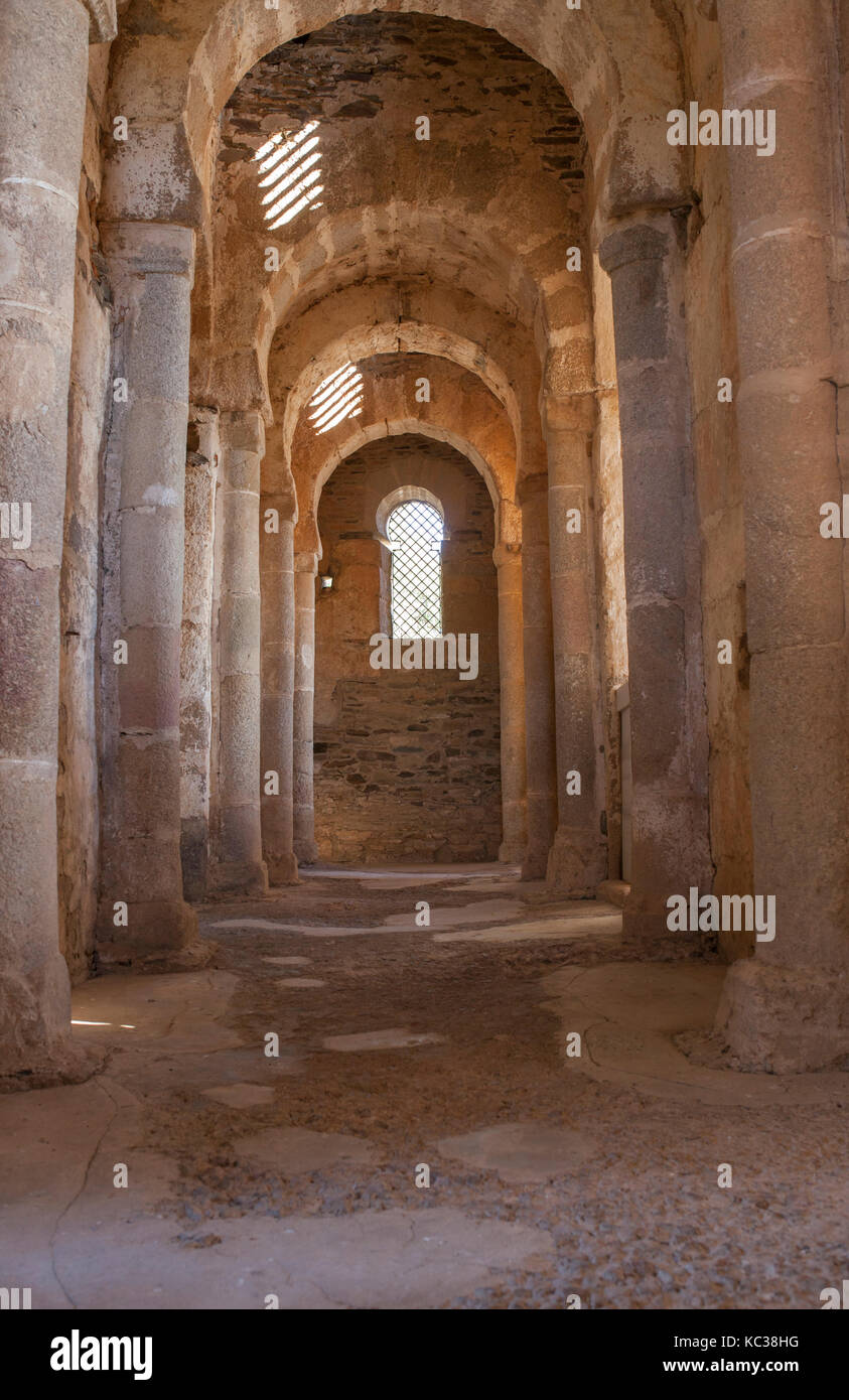 Trofa, Spanien - 17. September 2017: westgotischen Basilika Santa Lucia del Trampal. Querschiff Ansicht Stockfoto