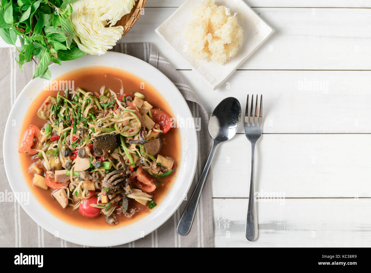 Thai Spicy Papaya Salat mit Wurst aus Schweinefleisch, gesalzen ...