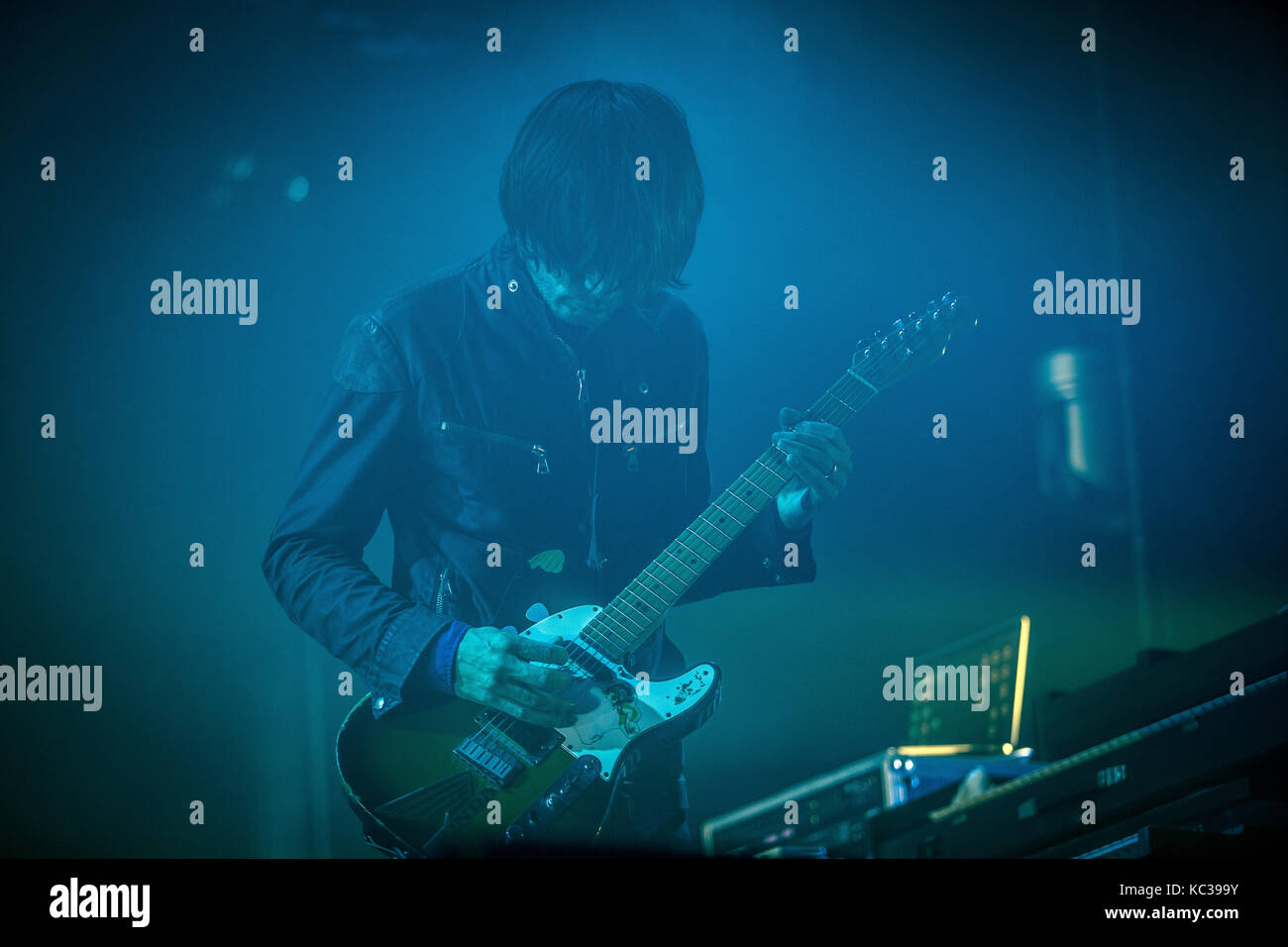 Die englische Rockband Radiohead spielt ein Live-Konzert beim spanischen Musikfestival Primavera Sound 2016 in Barcelona. Hier ist Gitarrist Jonny Greenwood live auf der Bühne zu sehen. Spanien, 03/06 2016. Stockfoto