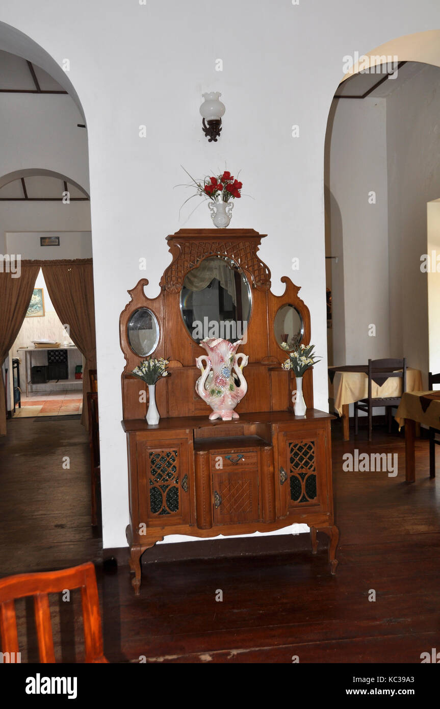 Aufwändig gearbeitete Möbel gehören zum Dekor dieses Sri-lankischen Restaurants Stockfoto
