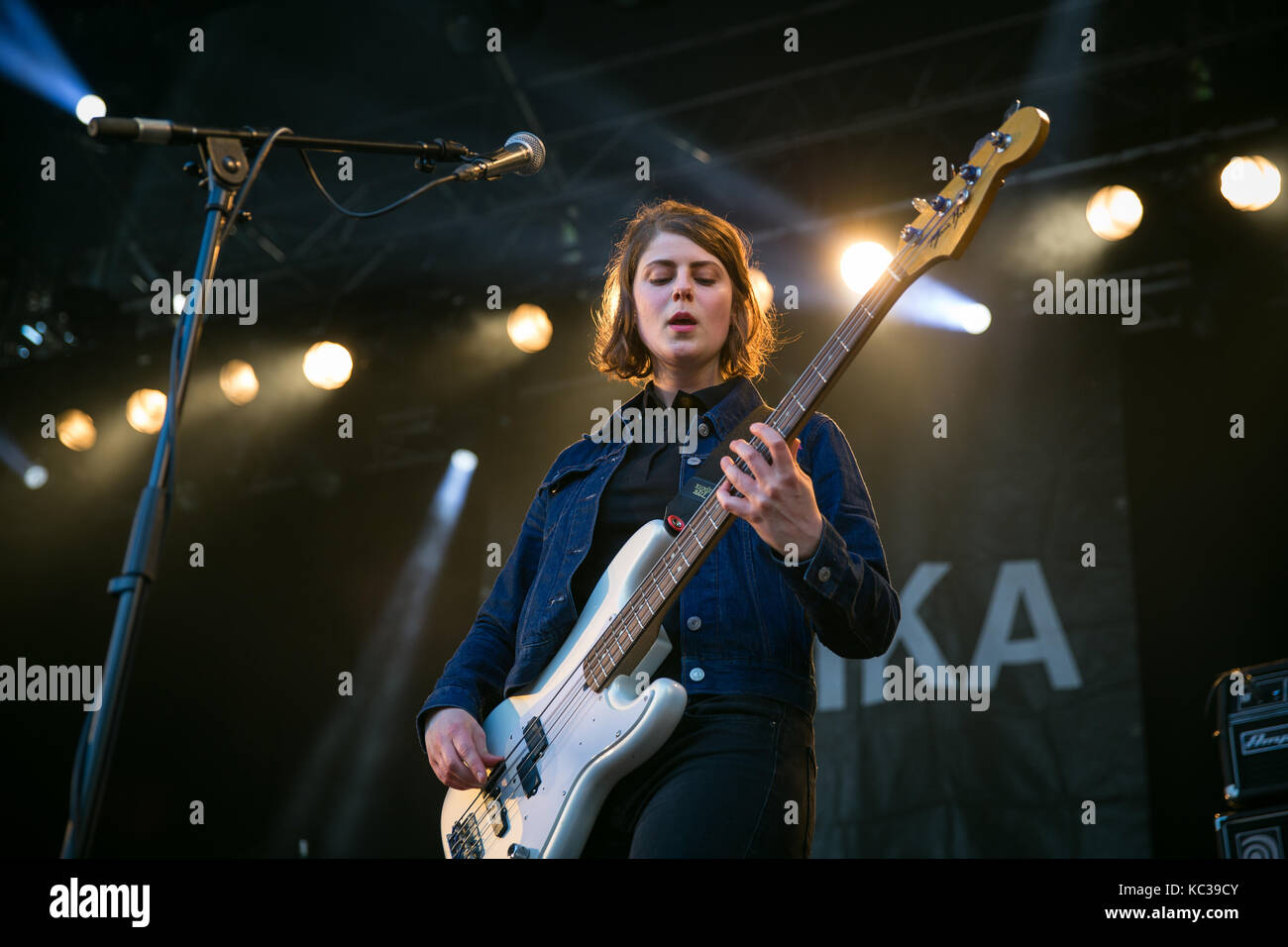 Die norwegische alle weiblichen indie rock Band Razika führt ein Live Konzert in der norwegischen Musik Festival Bergenfest 2015 in Bergen. Hier Musiker Marie Moe am Bass wird dargestellt, live auf der Bühne. Norwegen, 14.06 2015. Stockfoto