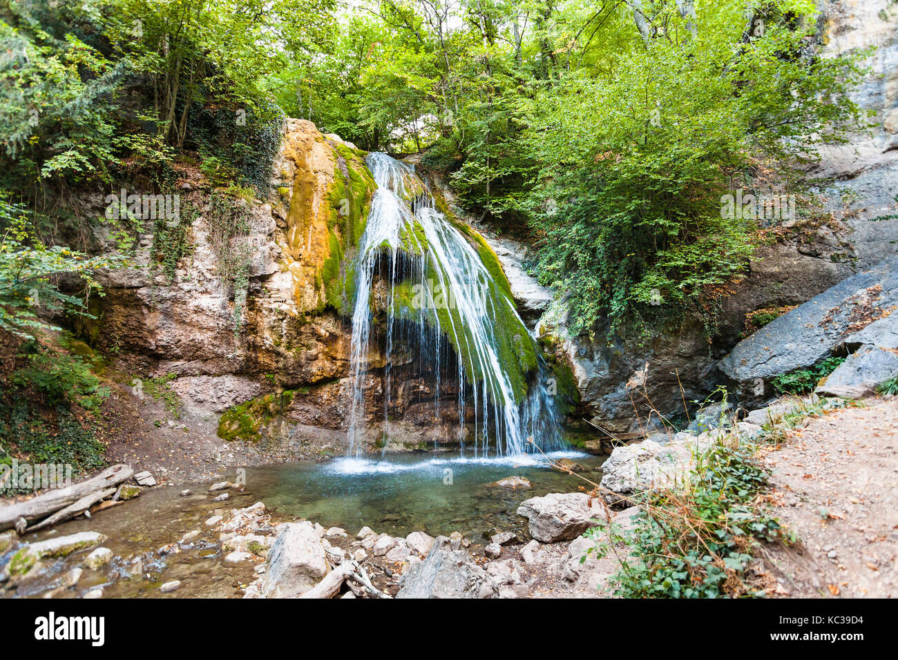 Reise auf die Krim - Ulu-Uzen Fluss mit Djur - djur Wasserfall Haphal Schlucht von Habhal Hydrologischen finden Naturpark in Krim Berge im Herbst. Stockfoto