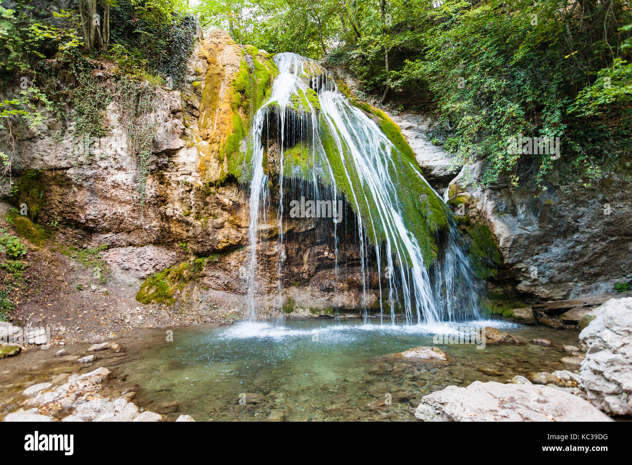 Reise auf die Krim - Blick auf den Fluss mit Ulu-Uzen Djur - djur Wasserfall Haphal Schlucht von Habhal Hydrologischen finden Naturpark in Krimberge in Stockfoto