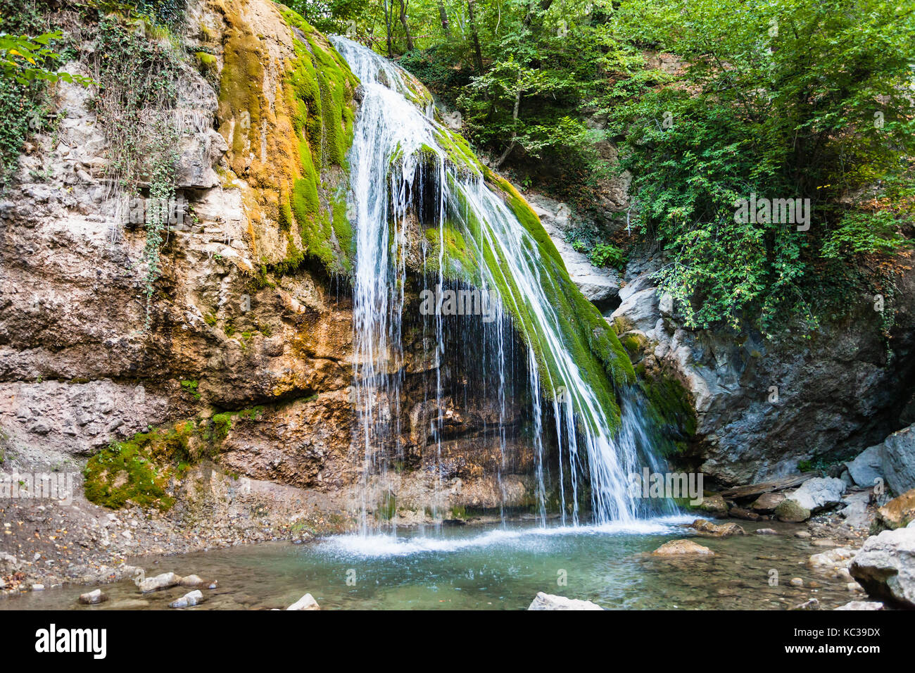 Reise auf die Krim - Djur - djur Wasserfall auf Ulu-Uzen Fluss in Haphal Schlucht von Habhal Hydrologischen finden Naturpark in Krimberge im September Stockfoto