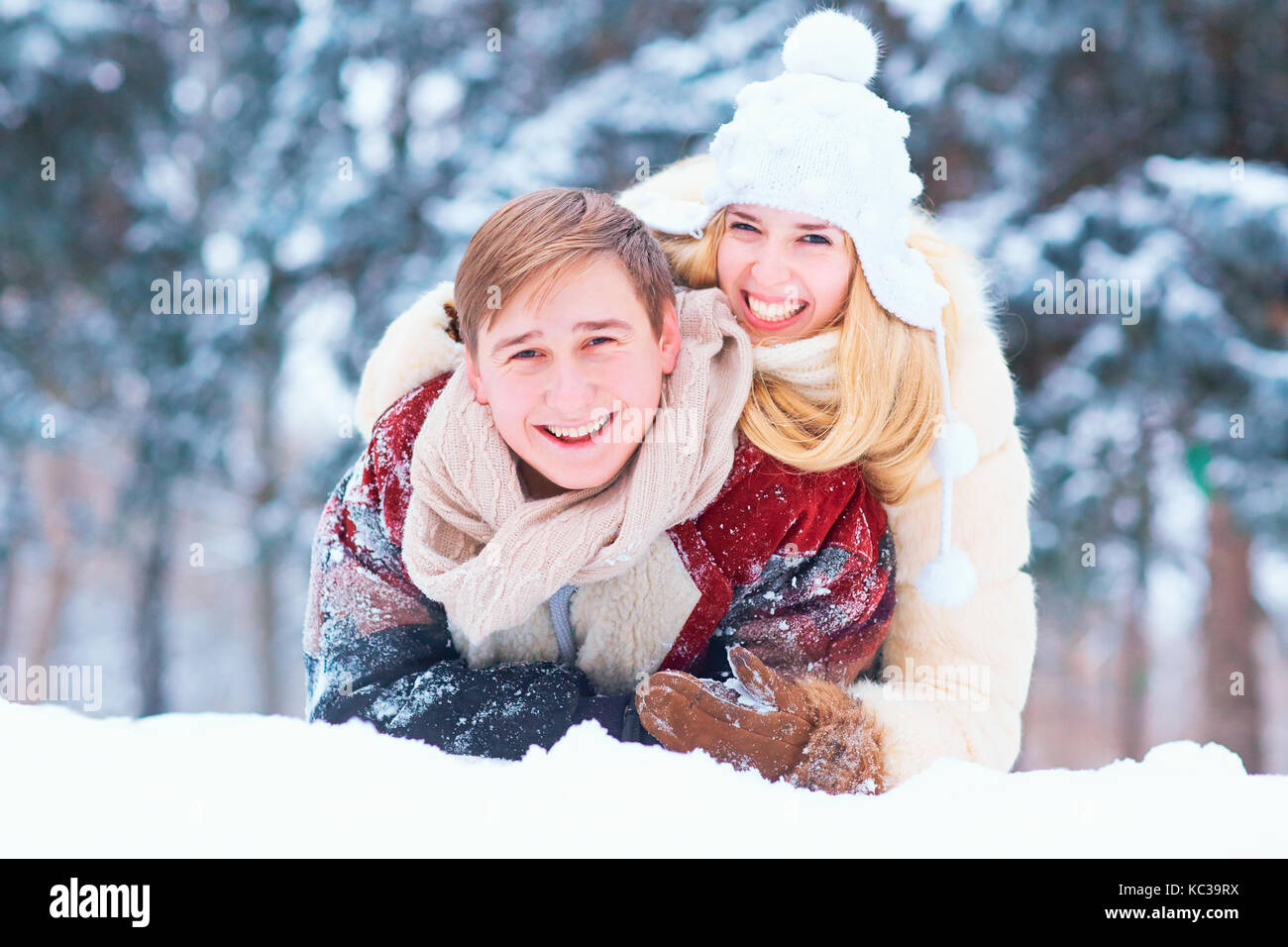 Portrait von ein Paar in den Schnee im Winter Park lachen. Stockfoto