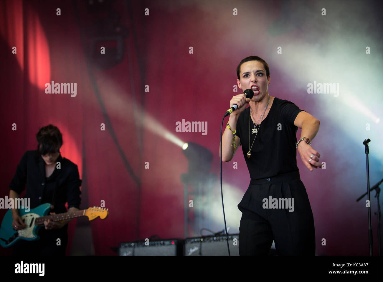Der englischen Post-Punk-Band Wilde führt ein Live Konzert in der deutschen Musik Festival Berlin Festival 2013. Hier Sänger Jehnny Beth wird dargestellt, live auf der Bühne. Deutschland, 07/09 2013. Stockfoto
