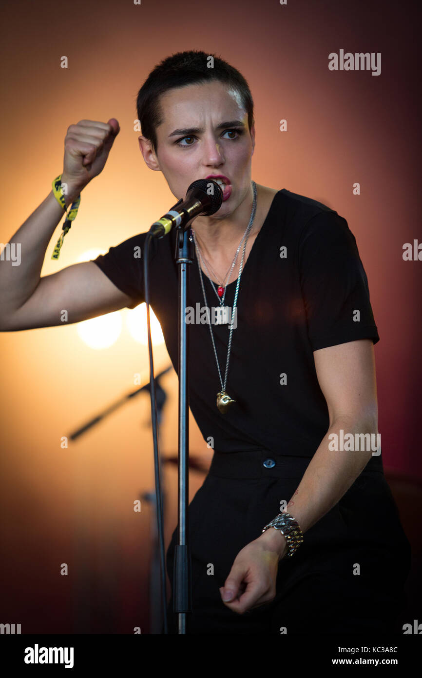 Der englischen Post-Punk-Band Wilde führt ein Live Konzert in der deutschen Musik Festival Berlin Festival 2013. Hier Sänger Jehnny Beth wird dargestellt, live auf der Bühne. Deutschland, 07/09 2013. Stockfoto