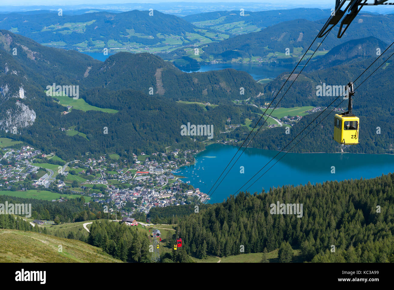 Zwölferhorn Seilbahn hinunter nach St. Gilgen. Stockfoto