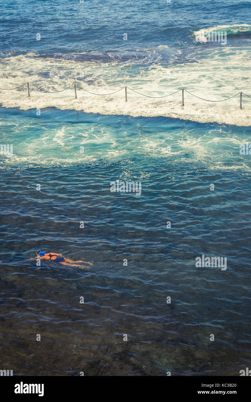 Schwimmer in Wylies Bäder, eine Flutwelle Pool in der Nähe von Coogee Beach, östlichen Vororte, Sydney, Australien Stockfoto