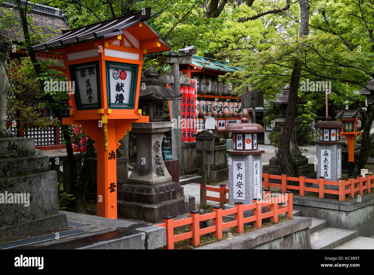 Kyoto, Japan - 17. Mai 2017: Eine Auswahl von japanischen Laternen an den Yasaka jinja Schrein Stockfoto