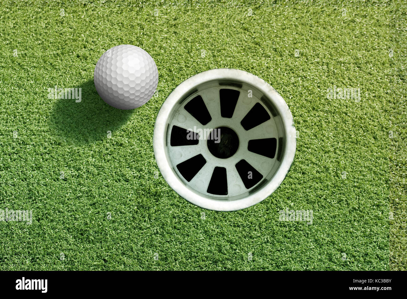 Golf Ball auf dem Grün, in der Nähe der Bohrung. Stockfoto