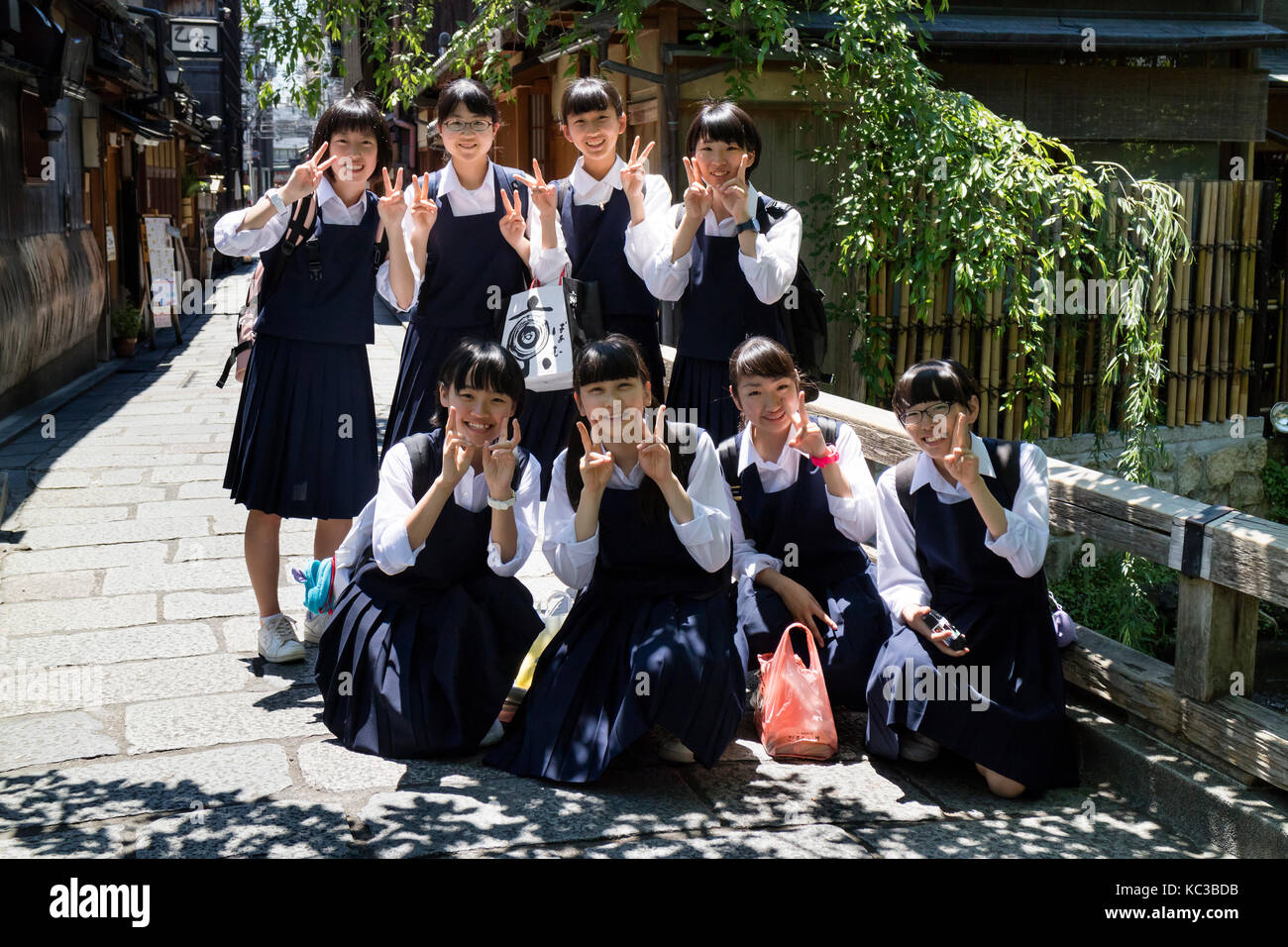 Kyoto, Japan - 18. Mai 2017: Die Gruppe der Schüler in Schuluniform auf einer Reise in Kyoto posieren für ein Bild Stockfoto