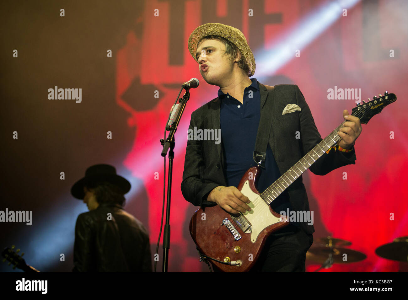 Britische Band Mit Einem Rothaarigen Sänger Peter doherty berlin -Fotos und -Bildmaterial in hoher Auflösung – Alamy