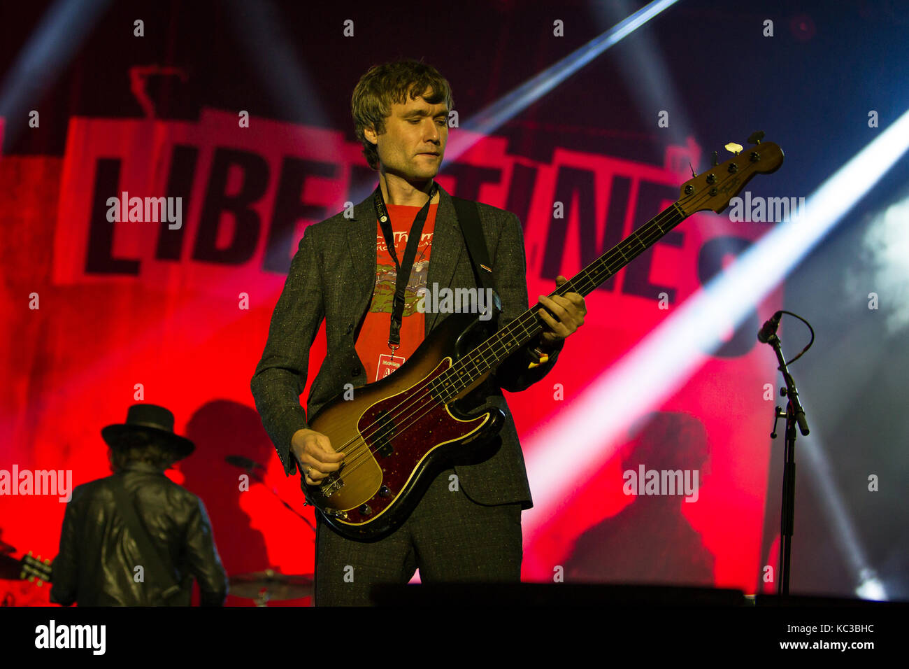 Britische Band Mit Einem Rothaarigen Sänger Der libertines bassist -Fotos und -Bildmaterial in hoher Auflösung – Alamy