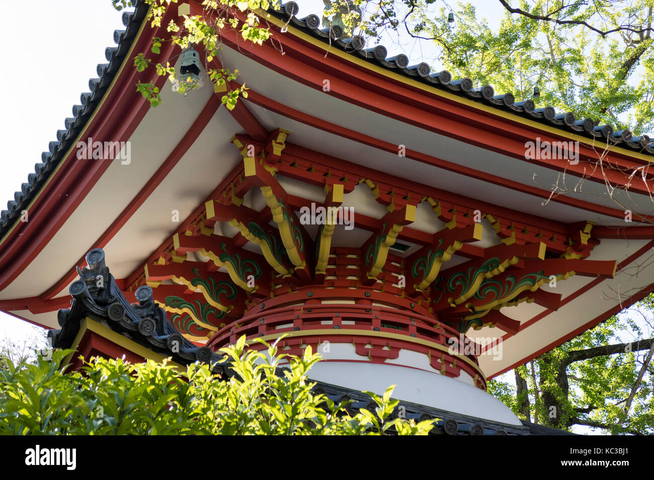 Kyoto, Japan - 18. Mai 2017: Traditionelle rot und gold Holzdachkonstruktion des Yasaka Pagode Stockfoto