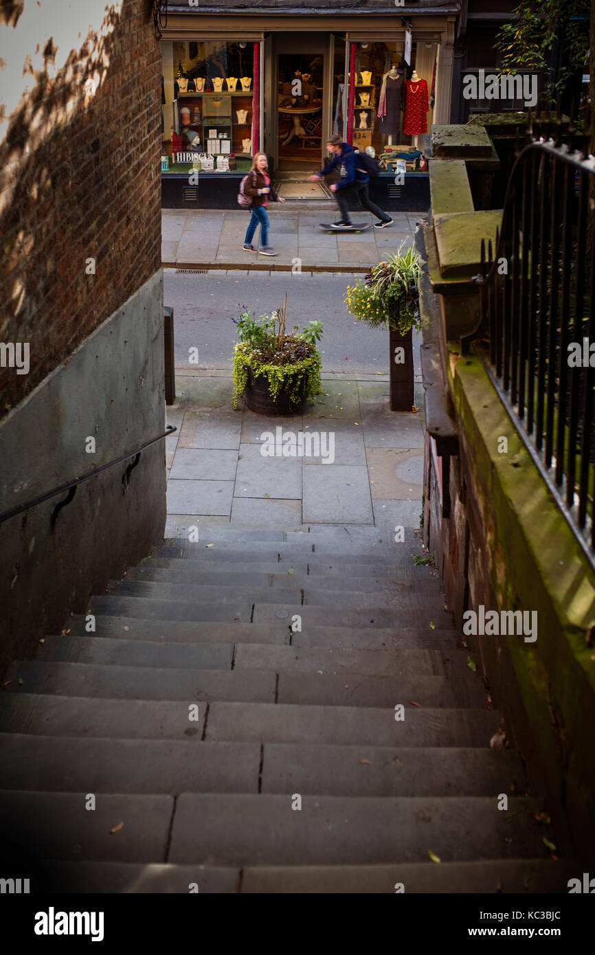 Scateboarder auf Pflaster, die Fußgängerzone in Shrewsbury Stockfoto