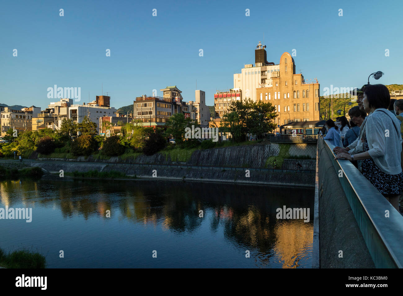 Kyoto, Japan - 18. Mai 2017: Touristen auf dem Sanjo Ohashi Brücke über dem Fluss Kamo in der Dämmerung auf der Suche Stockfoto