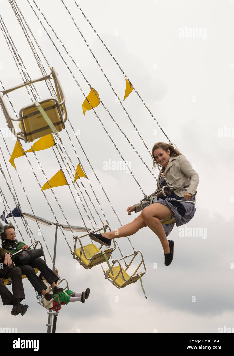 München, Deutschland - 19. SEPTEMBER: Unbekannte Mädchen in einem chairoplane auf dem Oktoberfest in München, Deutschland, am 19. September 2017. Das Oktoberfest ist der bigg Stockfoto