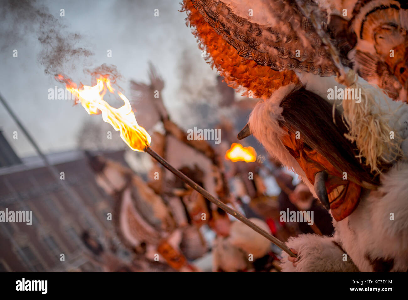 Pernik, Bulgarien - Januar 27, 2017: Maskierte männliche Teilnehmer in Scary Fell Kostüm und Maske ist die brennende Fackel an surva, der Internationalen Stockfoto