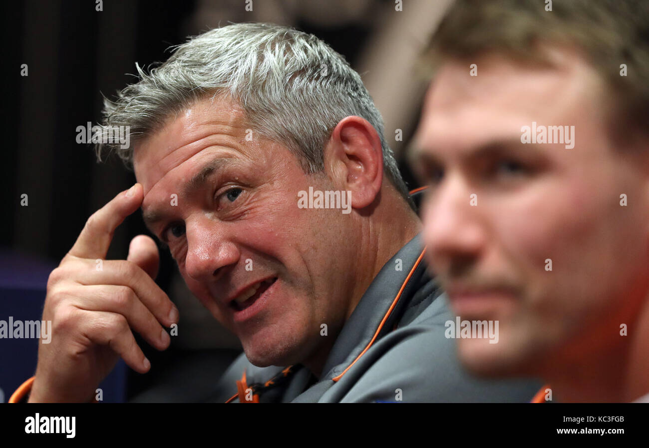 Castleford Tiger Trainer Daryl Powell mit Kapitän Michael Shenton (rechts) während der Betfred Super League Grand Final Pressekonferenz 2017 im Old Trafford, Manchester. Stockfoto