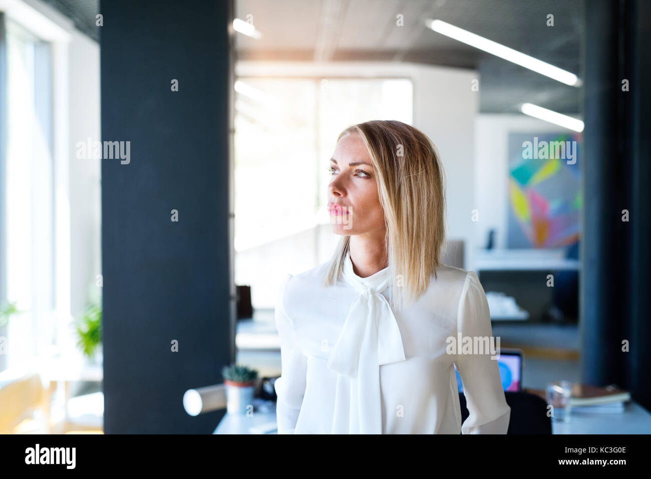 Junge Geschäftsfrau in Ihrem Büro. Stockfoto