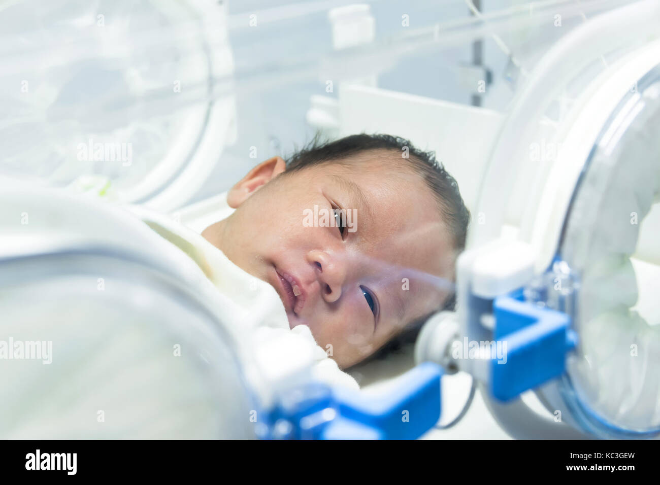 Im Inkubator Maschine Kleinkinder gesunde Umwelt für Neugeborene vorzeitigen kranken Babys die neonatale Intensivstation erhalten. Stockfoto
