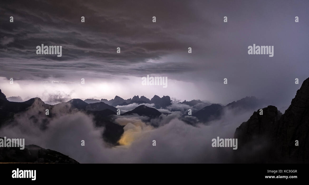 Die Dolomiten, Norditalien. Gewitter in der Nacht über die Wolke gesehen gefüllt Val di Zoldo vom Rifugio Coldai Mountain Guesthouse (2132 m) Stockfoto