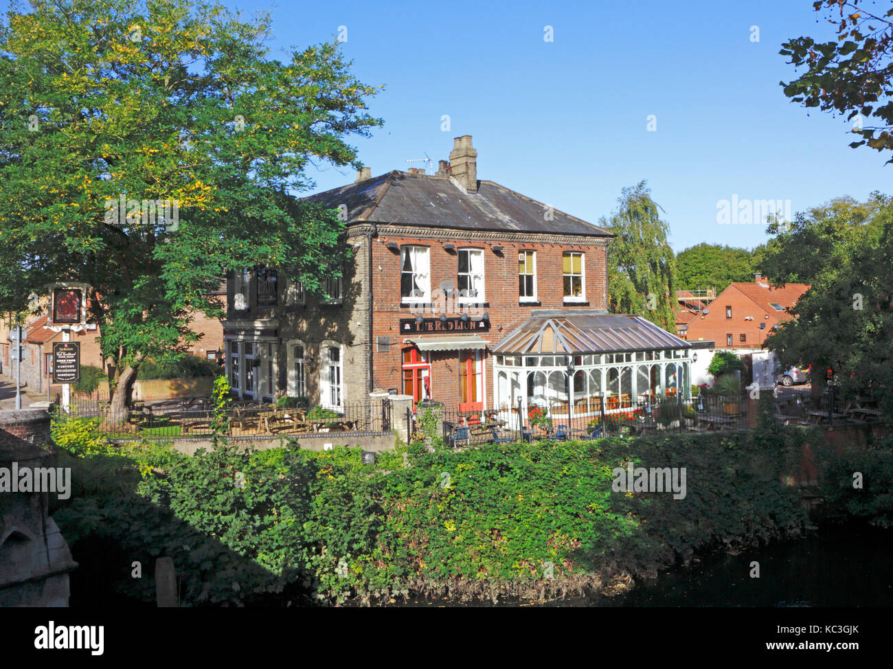 Blick auf das Red Lion Inn an der Bishop Bridge im Stadtzentrum von Norwich, Norfolk, England, Großbritannien. Stockfoto