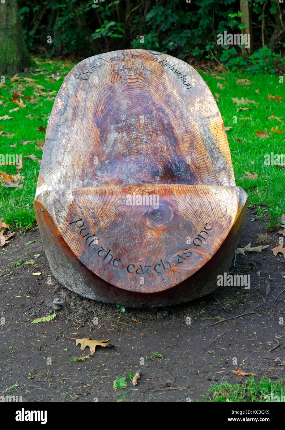 Eine geschnitzte Memorial Holzsitz durch den Uferweg im Zentrum von Norwich, Norfolk, England, Vereinigtes Königreich. Stockfoto