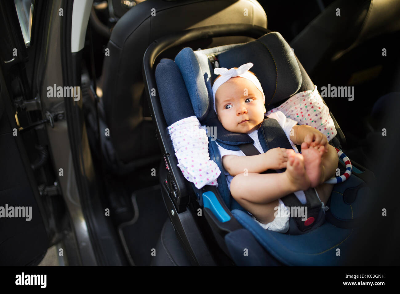 Kleines Baby mit Sicherheit Riemen in Sicherheit Auto Sitz befestigt. Stockfoto