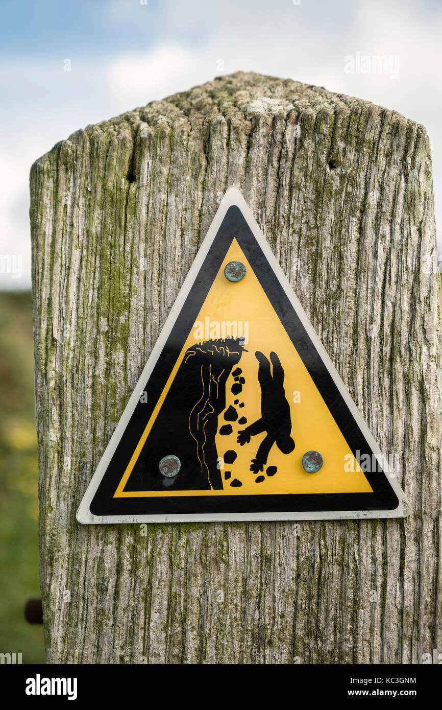 Warnhinweis für eine gefährliche Klippe auf der Pembrokeshire Coastal Path, Wales, UK. Stockfoto