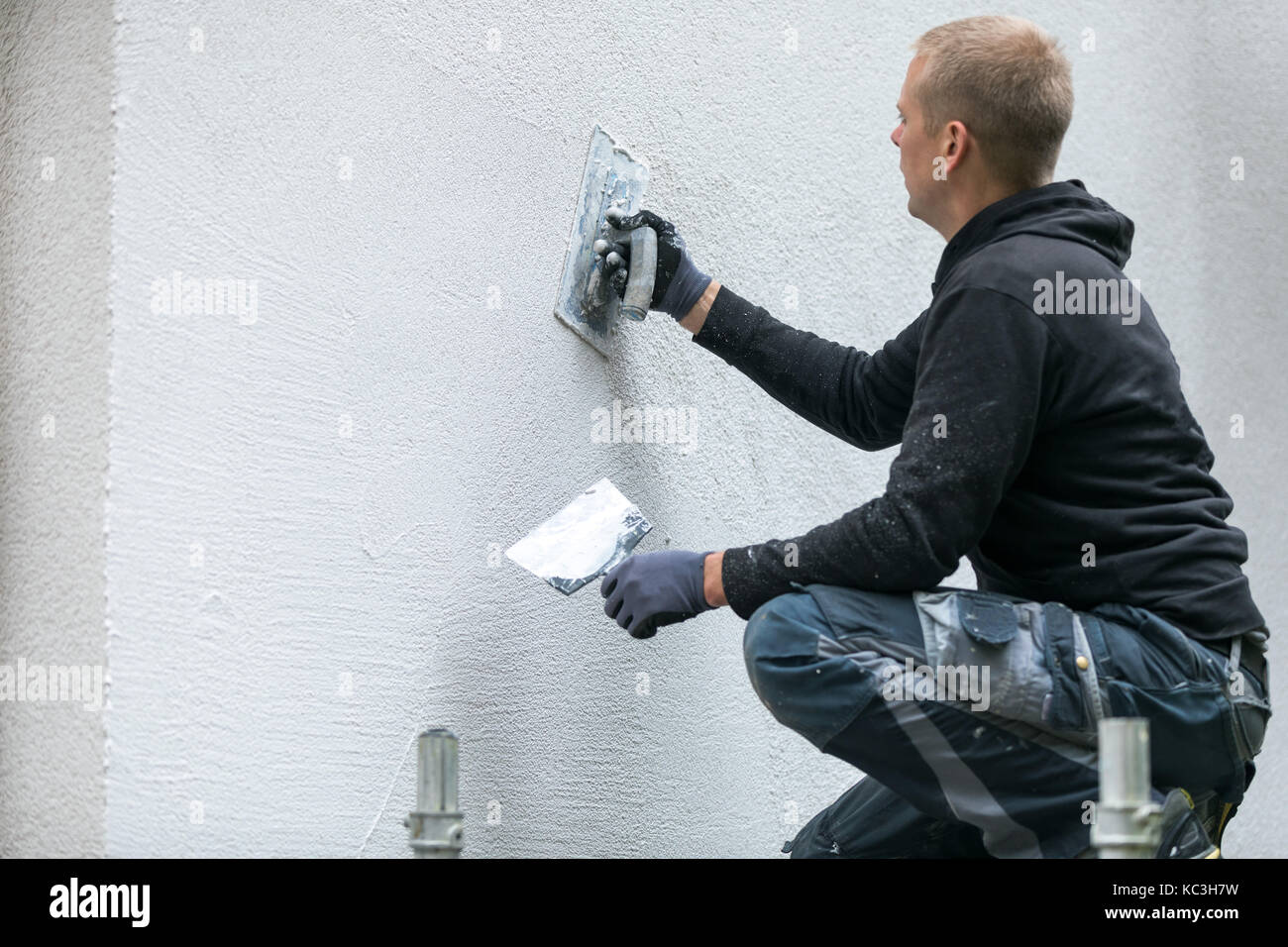 Bauarbeiter, dekorativen Putz auf Haus außen Stockfoto