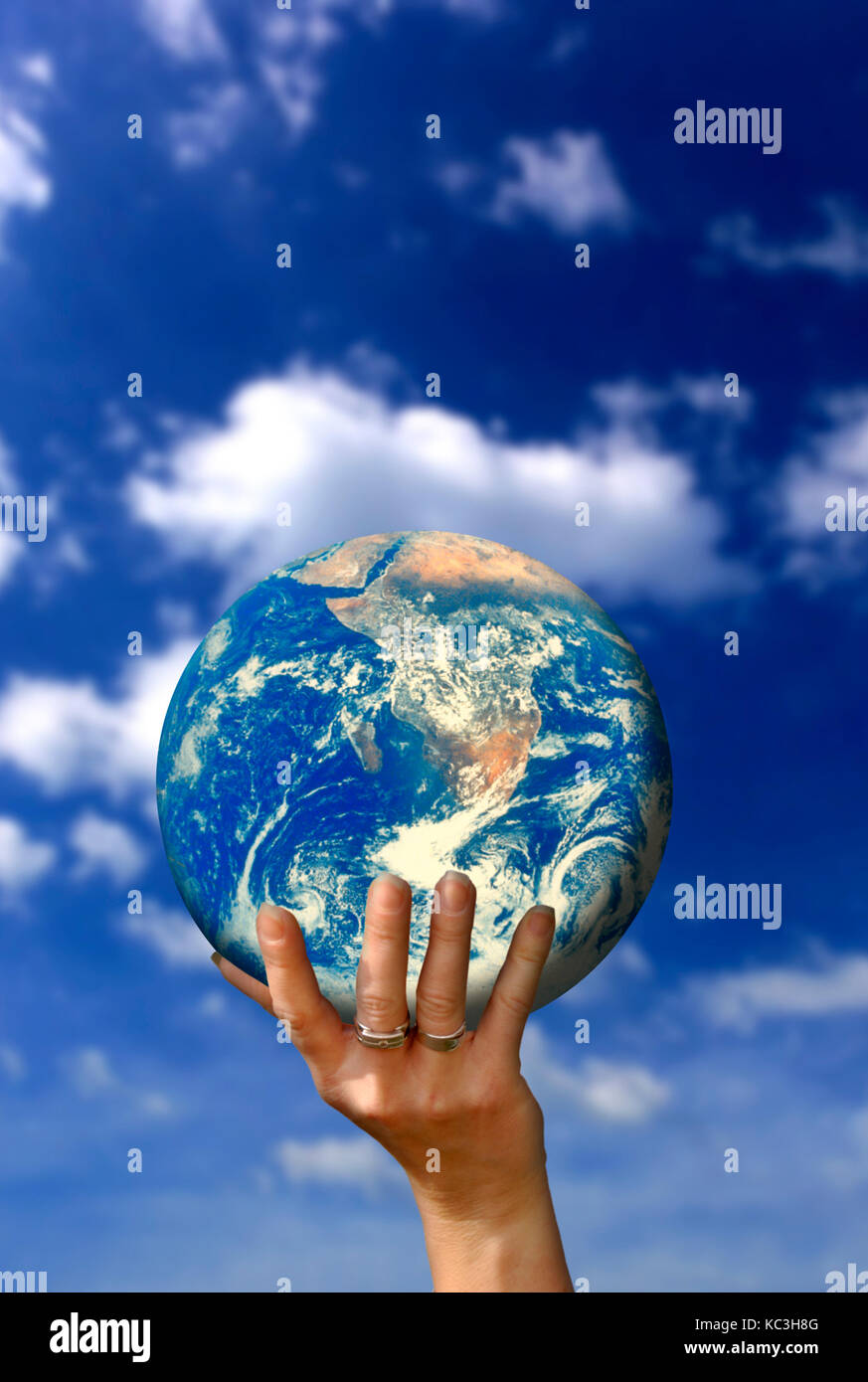 Hand, die eine Erde, speichern Sie die Planeten Konzept Stockfoto