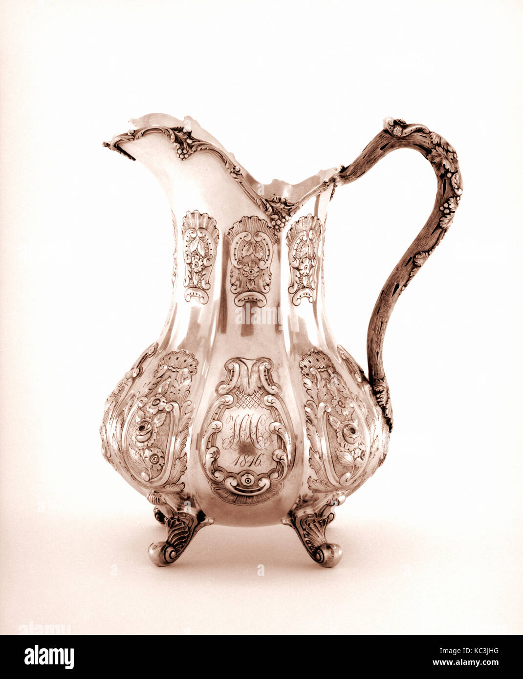 Wasserkrug, Ca. 1846, in New York, New York, USA, US-amerikanischen, Silber, 10 1/16 x 8 1/2 x 6 5/8 in. (25,6 x 21,6 Stockfoto