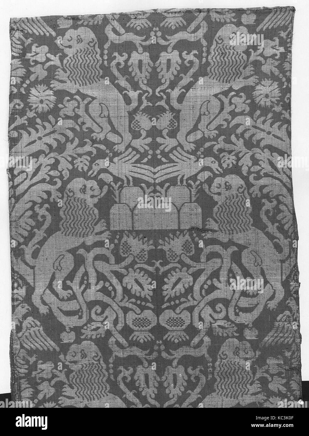 Stück, 16. Jahrhundert, Spanisch oder Italienisch, Seide, Silber-vergoldeten Streifen, 87 1/2 x 25 Zoll (222,3 x 63,5 cm), Textiles-Woven Stockfoto