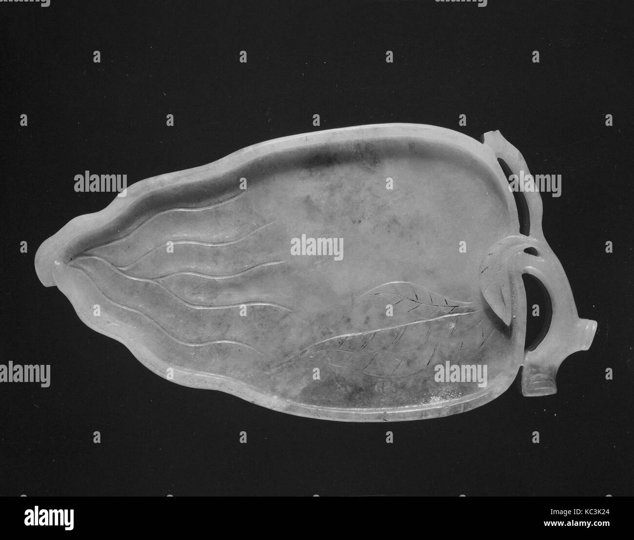 Teller, Qing Dynastie (1644 - 1911), China, Jade, Gr. W. 3 11/16 in. (9,4 cm); Gr. L. 6 9/16-in. (16,7 cm); Gr. D. 5/16 in. (,8 cm Stockfoto