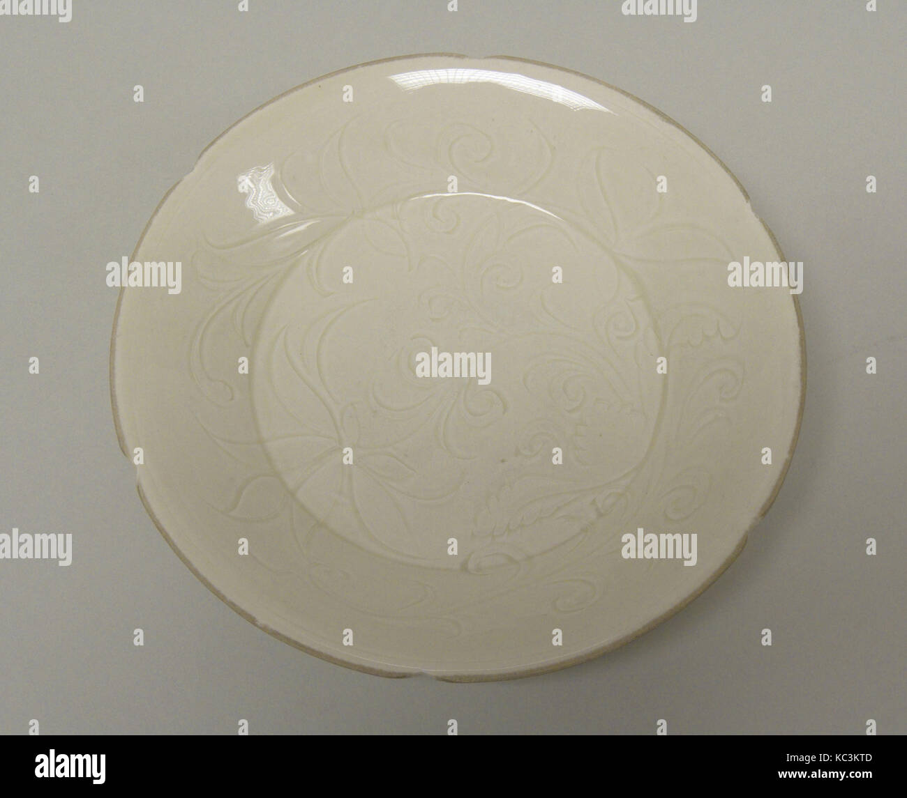 Schale mit Hexafoil Rim, der Nördlichen Song Dynastie (960 - 1127), 11. - 12. Jahrhundert, China, Porzellan mit eingeschnittenen Design Stockfoto