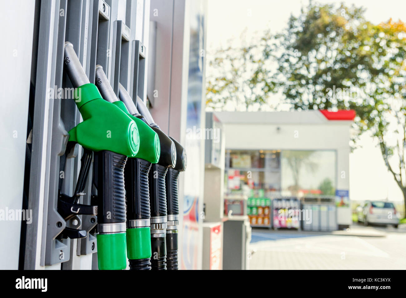 Benzin und Diesel Distributor an der Tankstelle. Gas Pumpe Düsen. Stockfoto
