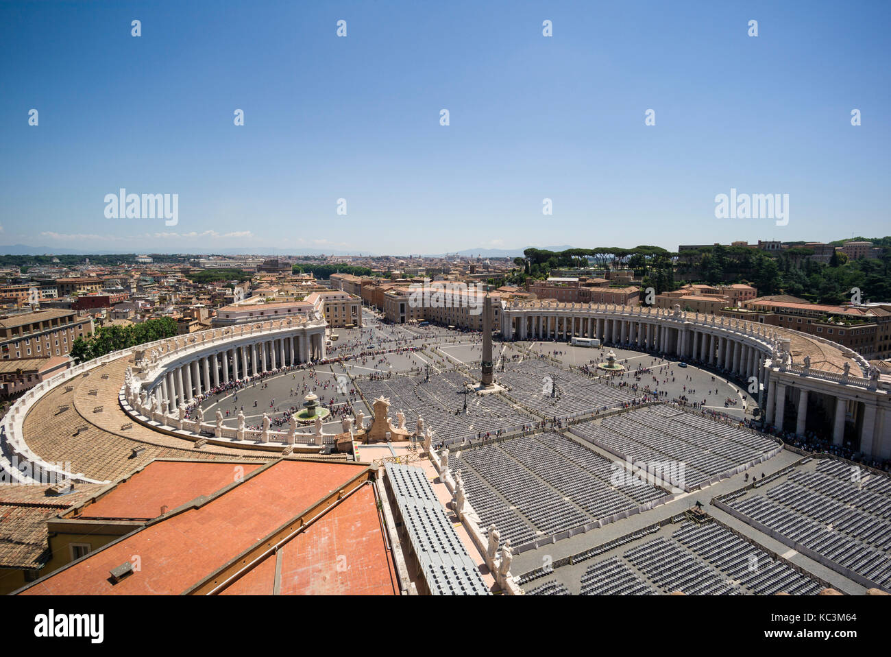 Rom. Italien. Die kolonnade auf der Piazza San Pietro (Architekt Gian Lorenzo Bernini, 1598-1680, erbaut 1656-67). Stockfoto